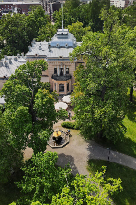 Finlaysonin palatsi ja sen kesäterassi yläilmasta kuvattuna kauniina kesäpäivänä.